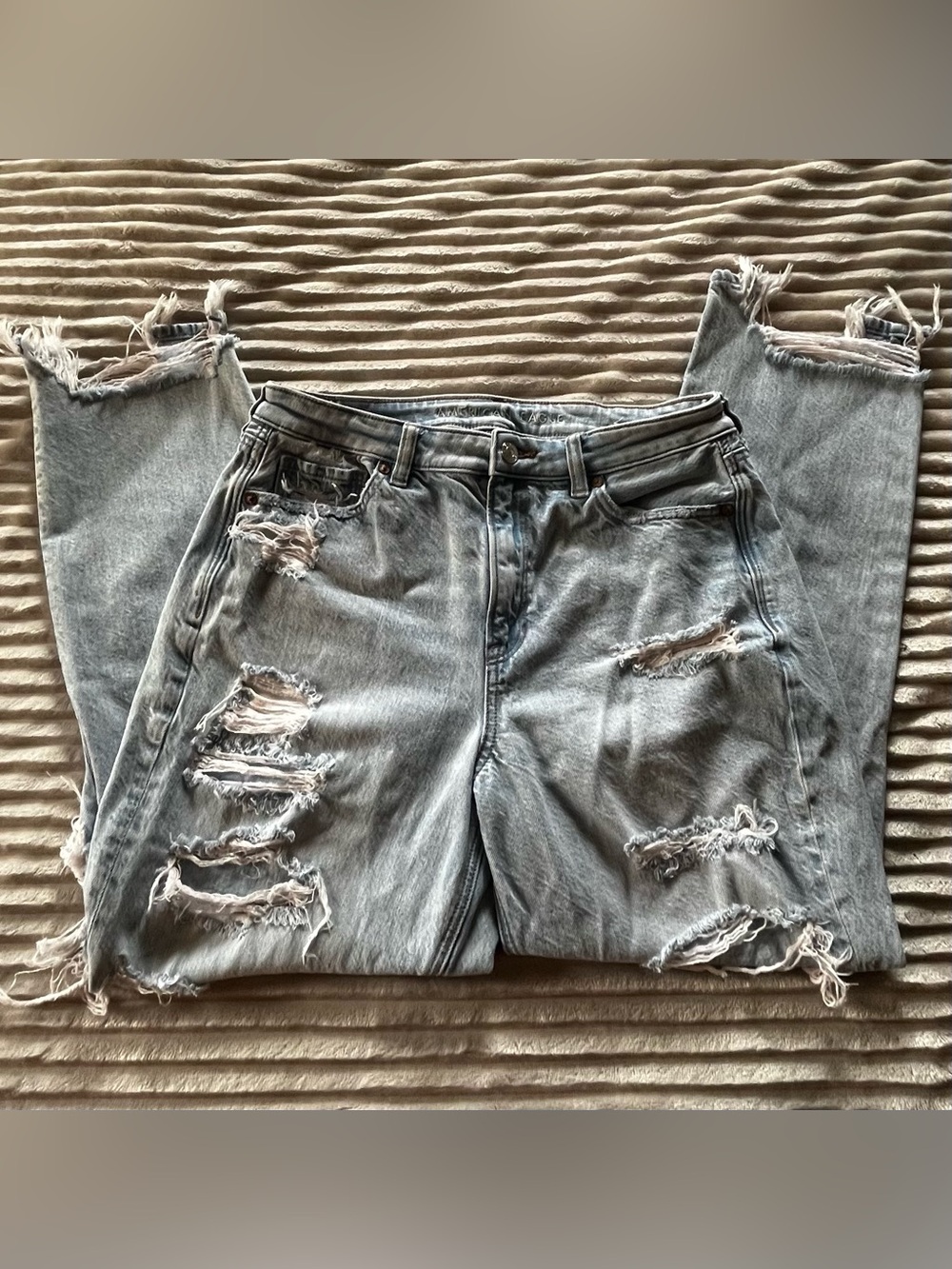 American Eagle Heavily Distressed Light Wash Jean ♡